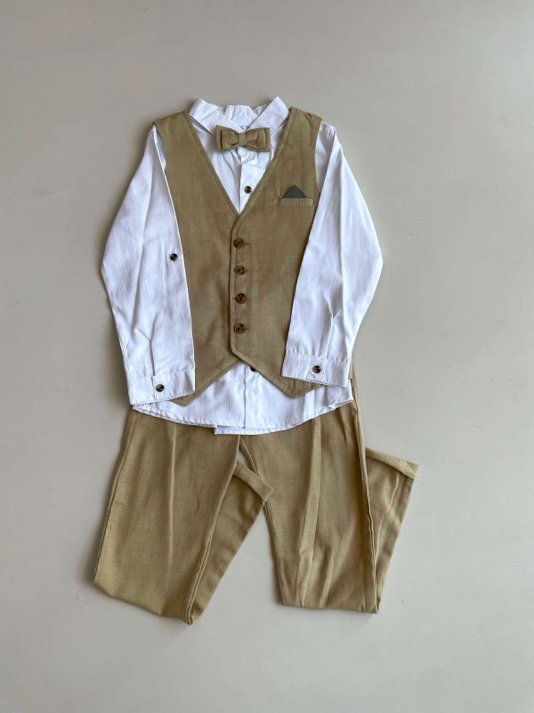 787. Conjunto beige de cuatro piezas