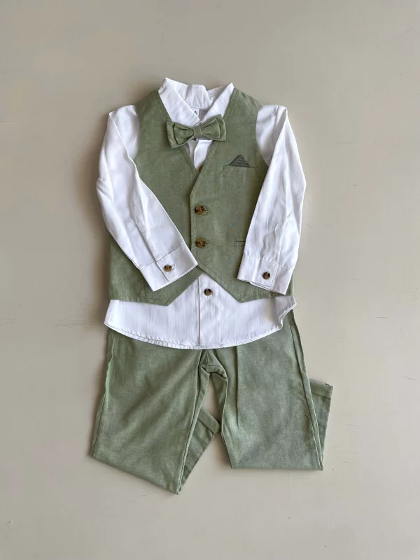 790. Conjunto cuatro piezas de chaleco en color verde
