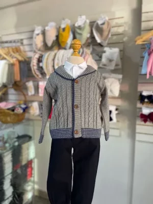 13003. Conjunto tres piezas de sueter gris con detalles en azul