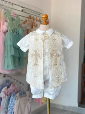 792. Ropon con estola en detalles bordados y cruz con perlitas