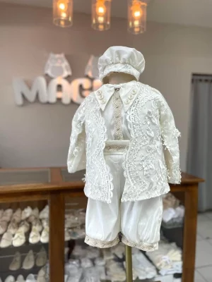 793. Ropon blanco de nueva coleccion con saco bordado