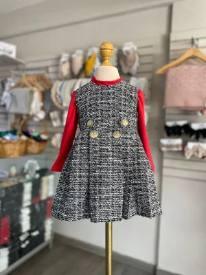 12110. Vestido gris con blusita roja y detalles de boton