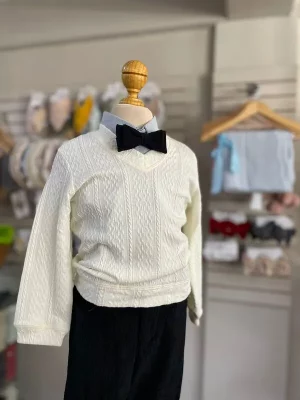 13028. Conjunto cuatro piezas de camisa azul y sueter ivory