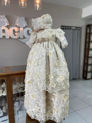 7273. Modelo de linea premium, extra largo en color champagne con detalle en mangas y gorro, perlitas y flores 3D