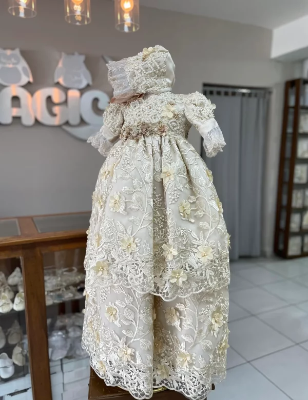 7273. Modelo de linea premium, extra largo en color champagne con detalle en mangas y gorro, perlitas y flores 3D