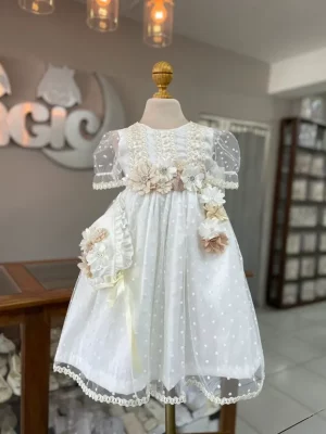 7279. Ropon con detalle de manguita y tul con detalle de flores