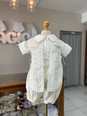 795. Ropon champagne con detalles bordados en manga cuello y estola