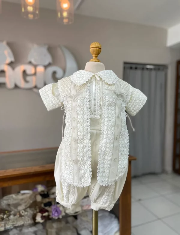 795. Ropon champagne con detalles bordados en manga cuello y estola