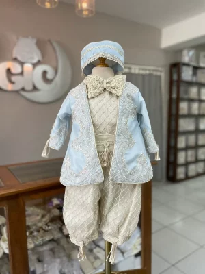 799. Modelo de coleccion, de los mas bordadso con saco en azul claro