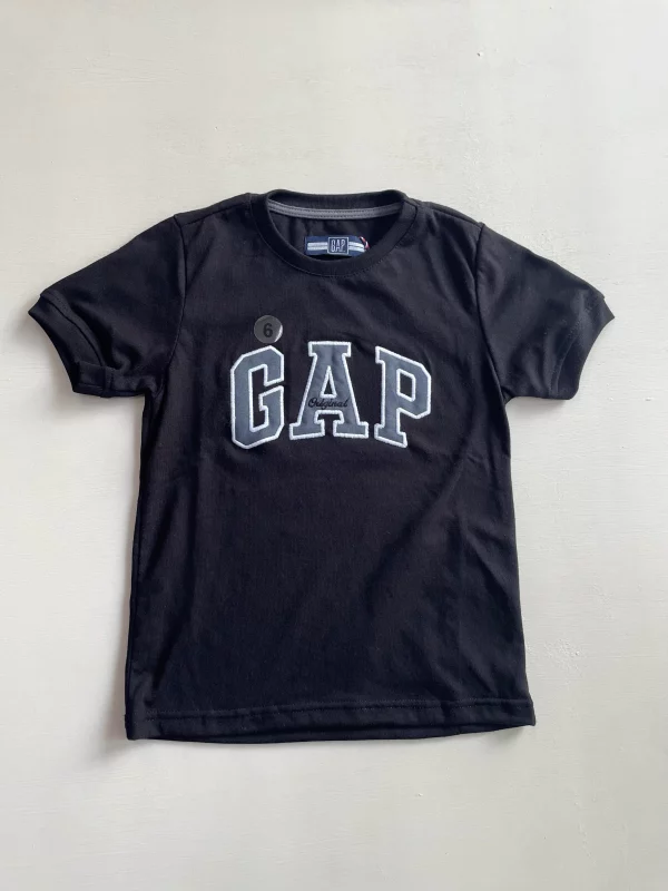 13030. Camiseta GAP en color negro