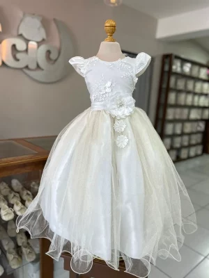 8134. Vestido blanco con detalle de tul y flor de lado