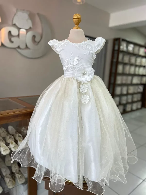 8134. Vestido blanco con detalle de tul y flor de lado