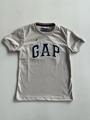 13032. Camiseta GAP en beige