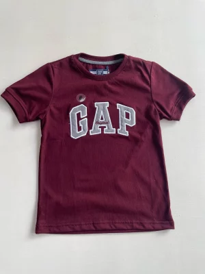 13033. Camiseta GAP en tinto