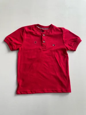 13036. Camiseta Tommy de botones en rojo