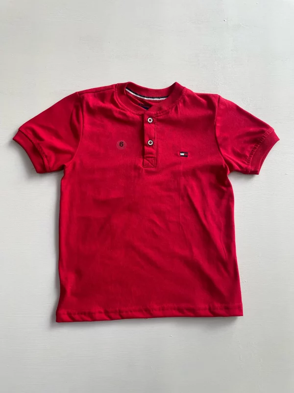 13036. Camiseta Tommy de botones en rojo