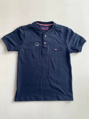 13037. Camiseta Tommy en color azul marino