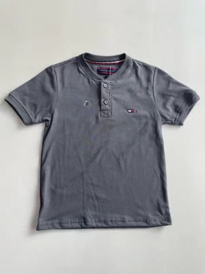 13038. Camiseta tommy con botones en gris