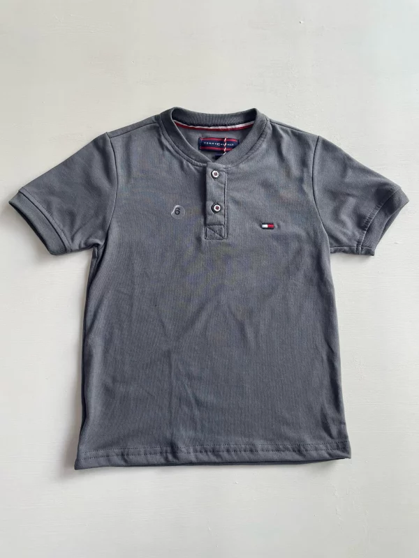 13038. Camiseta tommy con botones en gris