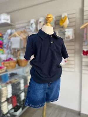 13040. Conjunto de polo azul y short de mezclilla