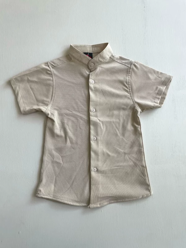 13043. Camisa beige de temporada