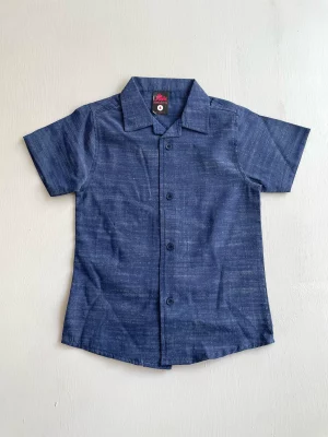 13045. Camisa azul marino, un clasico de temporada