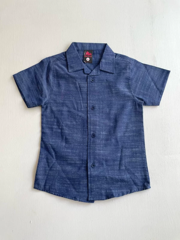 13045. Camisa azul marino, un clasico de temporada