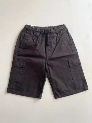 13052. Short tipo cargo en color cafe chocolate