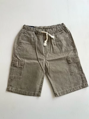 13054. Short de temporada en beige