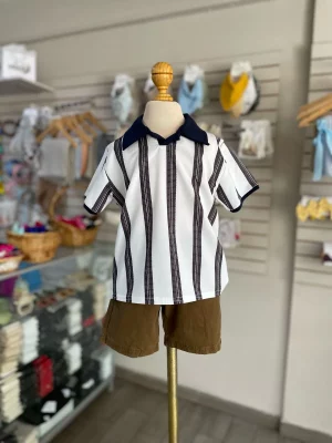 13060. Conjunto camisa polo a rayas y short café