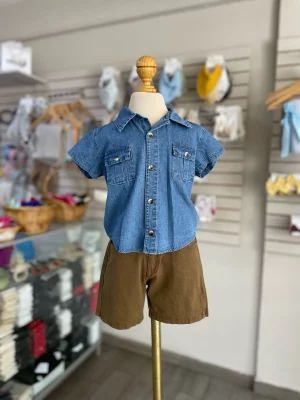 13063. Conjunto de camisa azul y shorts café