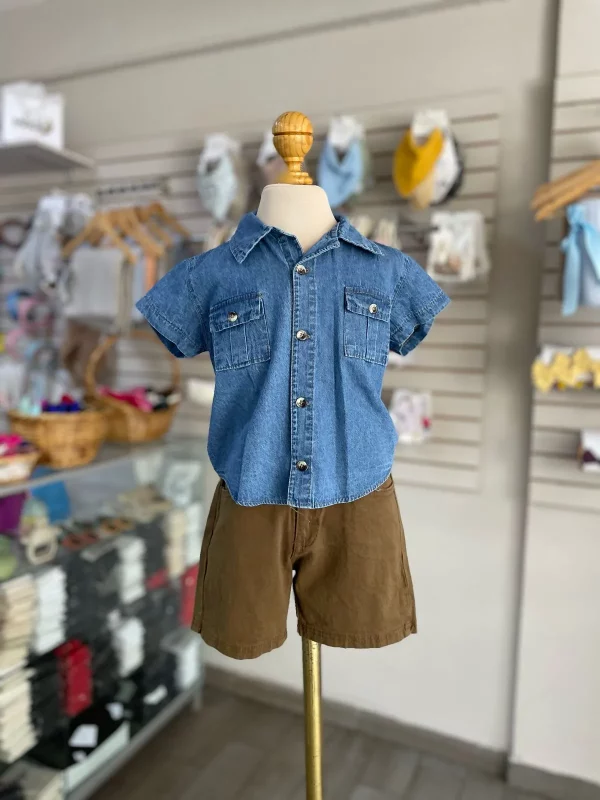 13063. Conjunto de camisa azul y shorts café