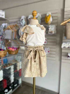 34112. Conjunto de falda beige con blusita con detalles