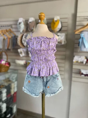 34123. Blusa lila floral y shorts de mezclilla