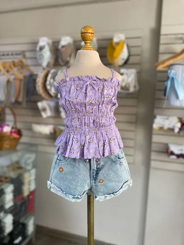 34123. Blusa lila floral y shorts de mezclilla
