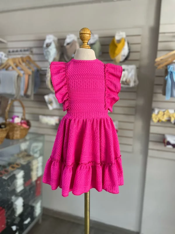 34125. Vestido rosa 'Tipo Crochet' con olánes