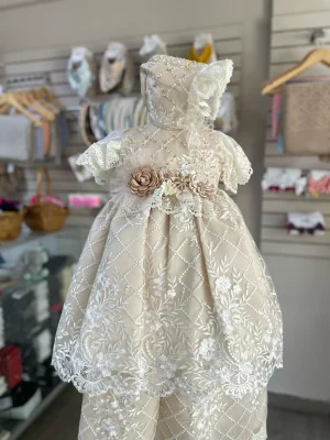7291. Ropon desmontable en champagne con detalles de tul y flor