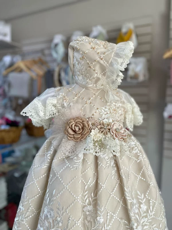 7291. Ropon desmontable en champagne con detalles de tul y flor