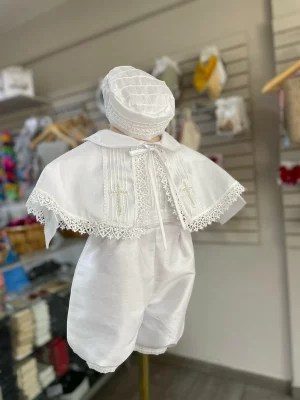 808. Nuevo modelo en blanco con capita y detalle de cruz
