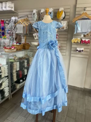 8137. Vestido azul cielo con encaje y falda de tul