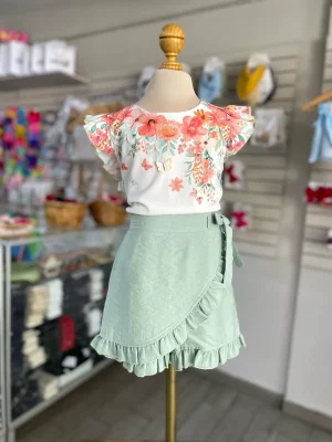 34142. Conjunto con blusa de florecitas y falda verde