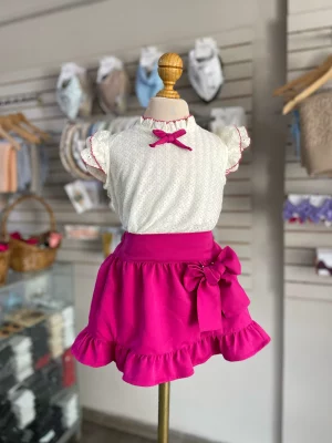 34148. Conjunto de faldita fucsia y blusa blanca con moñito