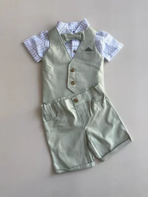 13065. Conjunto cuatro piezas de chalequito verde y camisa a rayas