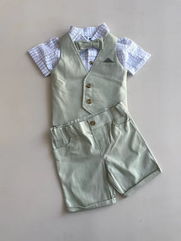 13065. Conjunto cuatro piezas de chalequito verde y camisa a rayas