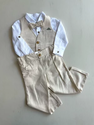 812. Conjunto cuatro piezas de chaleco en beige claro