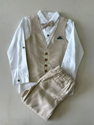 813. Conjunto beige de chaleco de cuatro piezas