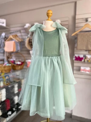 34169. Vestido verde de tul con detalle de moño