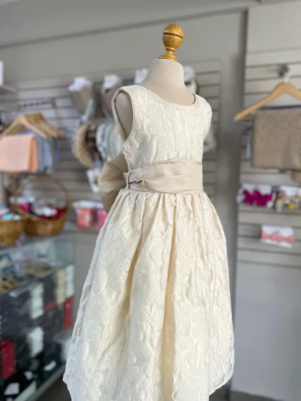 34173. Vestido de linea premium en champagne con moño en la parte de atras