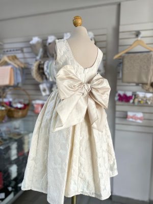 34173. Vestido de linea premium en champagne con moño en la parte de atras