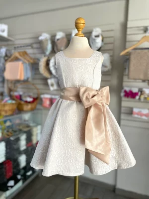 34174. Vestido de linea premium con moño cobrizo al frente